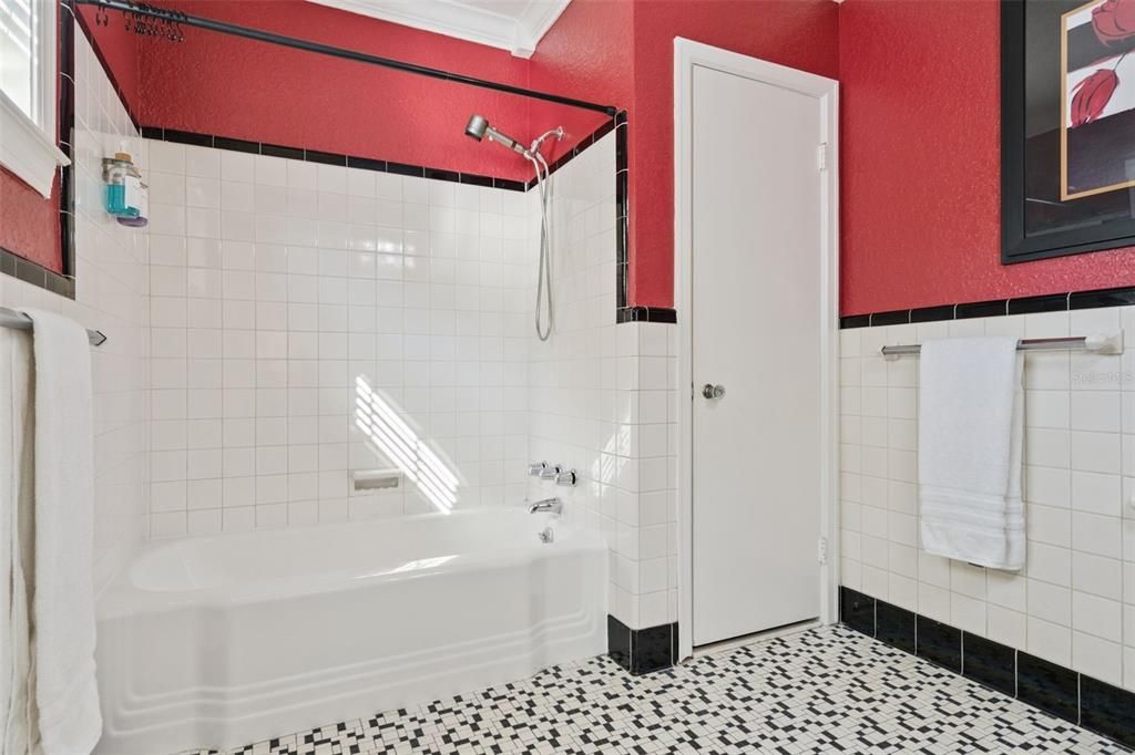 合同活跃: $475,000 (3 贝兹, 2 浴室, 2250 平方英尺)