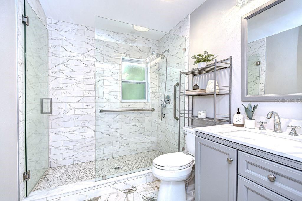 На продажу: $950,000 (0.43 acres)