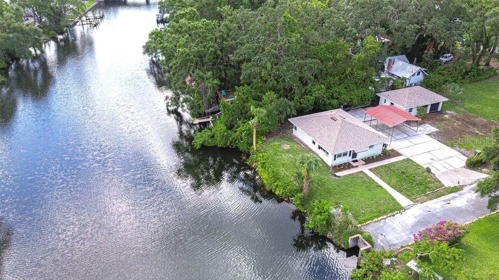 На продажу: $950,000 (0.43 acres)