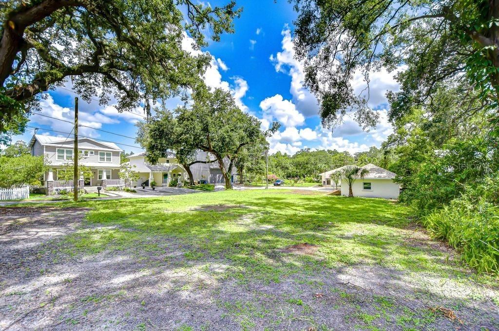 На продажу: $950,000 (0.43 acres)