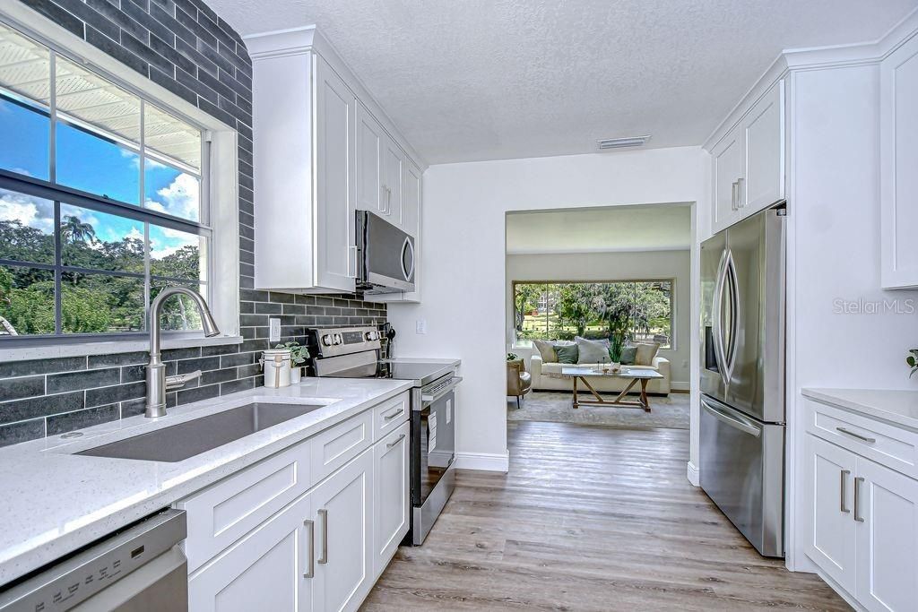 На продажу: $950,000 (0.43 acres)