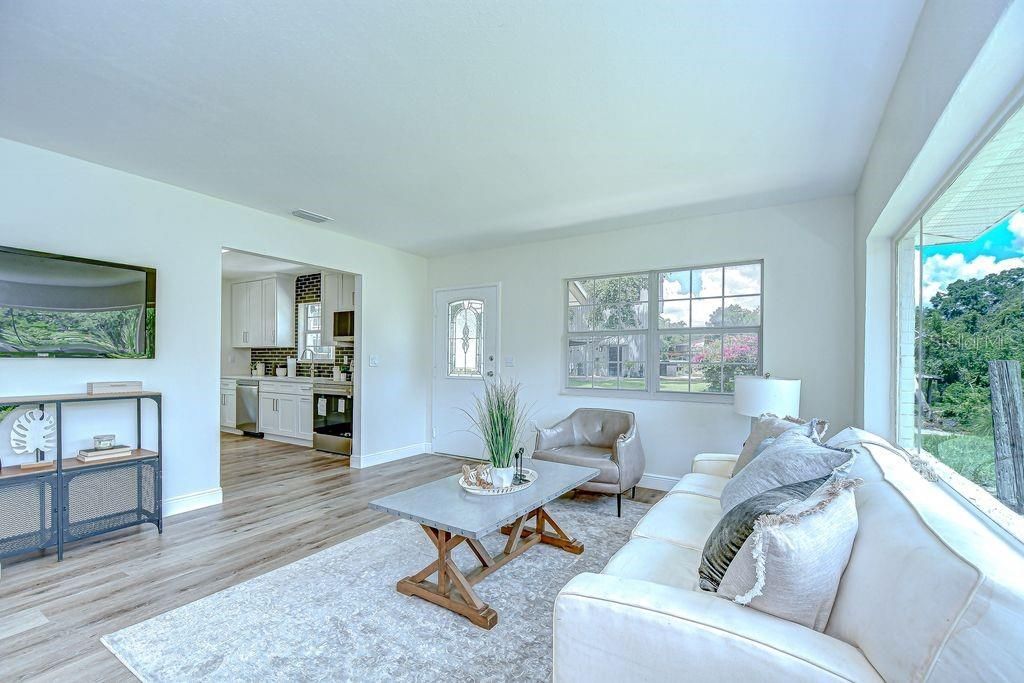 На продажу: $950,000 (0.43 acres)