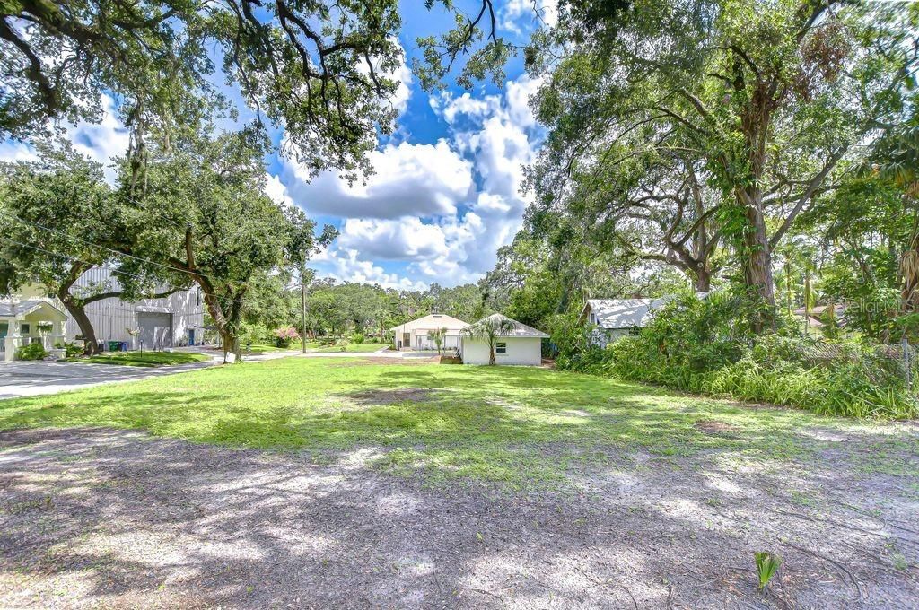 На продажу: $950,000 (0.43 acres)