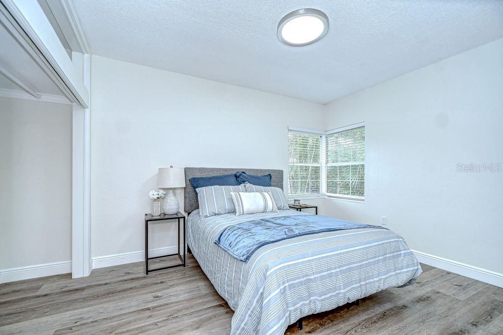 На продажу: $950,000 (0.43 acres)