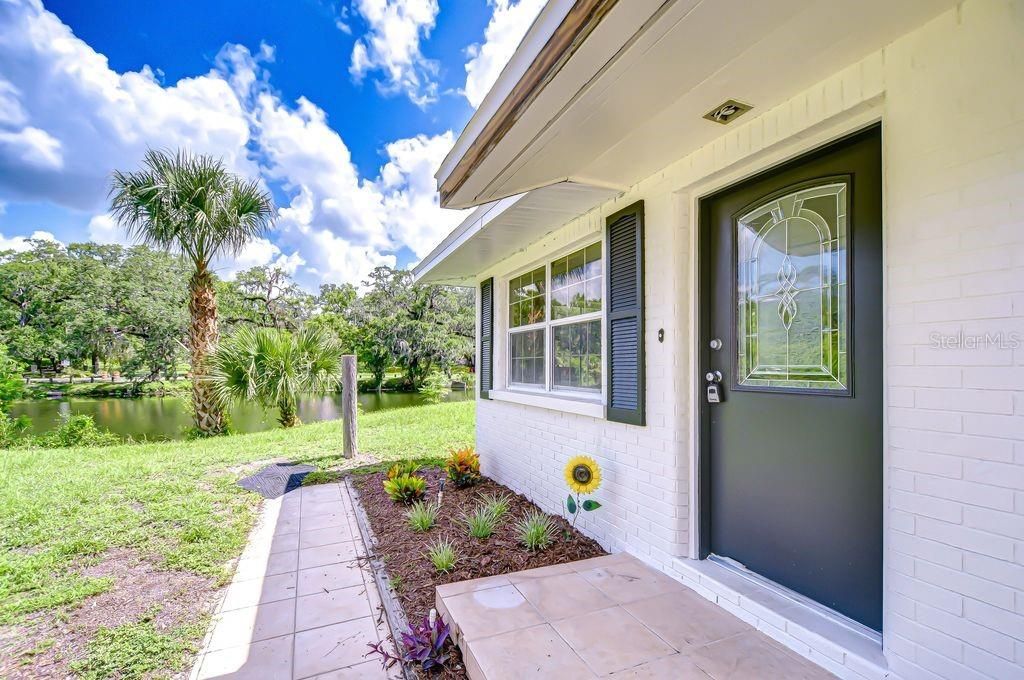 На продажу: $950,000 (0.43 acres)