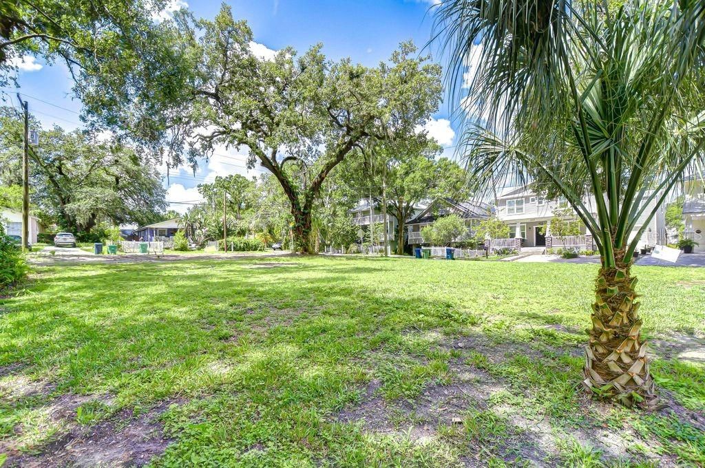 На продажу: $950,000 (0.43 acres)