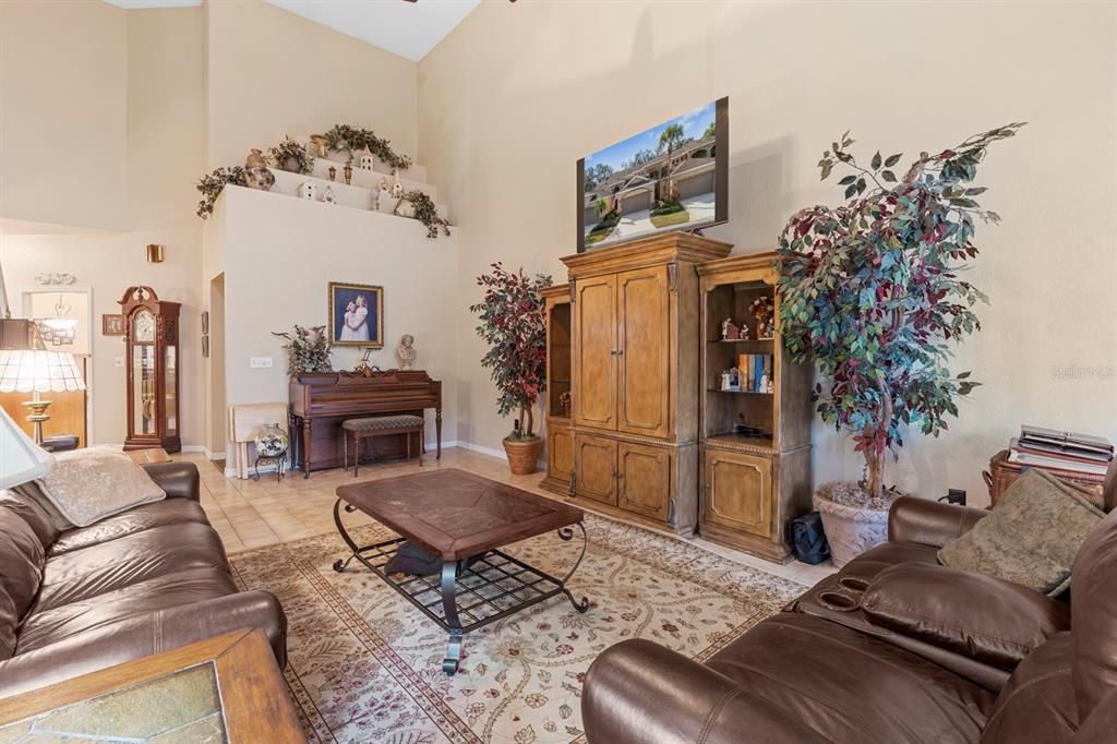 For Sale: $319,900 (3 beds, 3 baths, 2083 Square Feet)