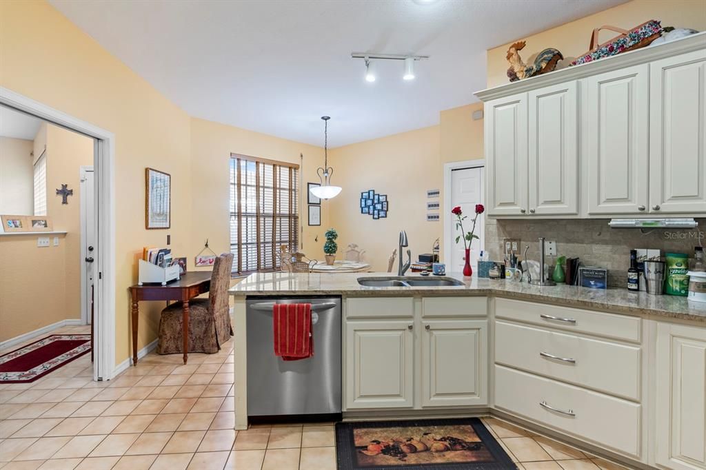 For Sale: $319,900 (3 beds, 3 baths, 2083 Square Feet)