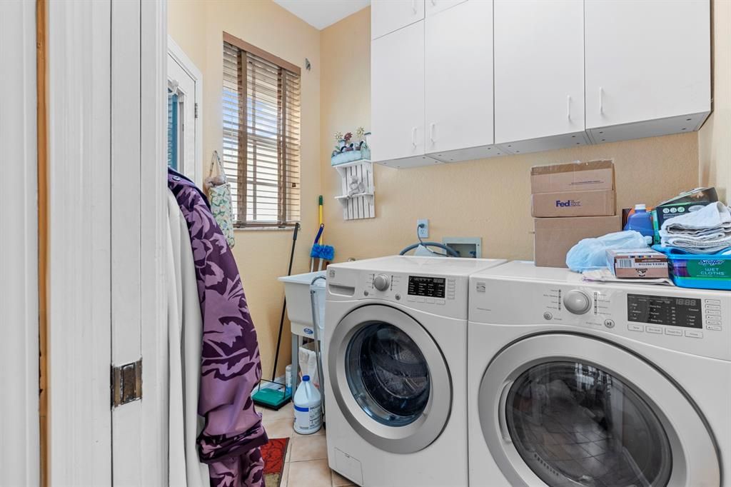 For Sale: $319,900 (3 beds, 3 baths, 2083 Square Feet)