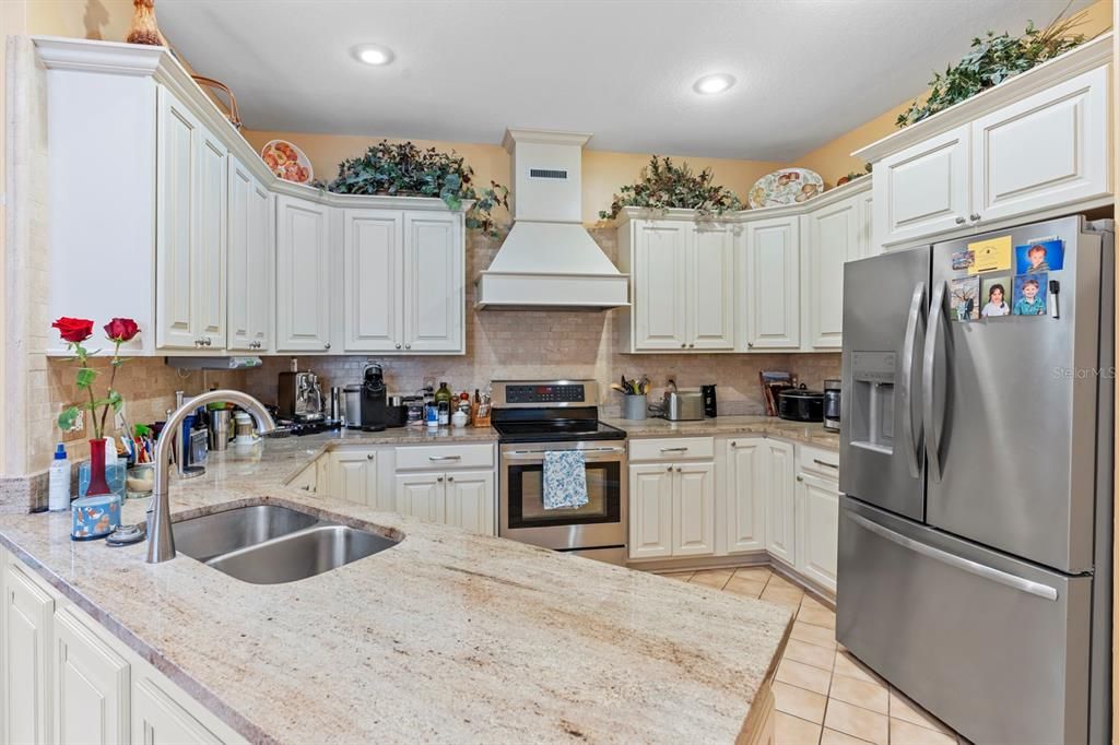 For Sale: $319,900 (3 beds, 3 baths, 2083 Square Feet)