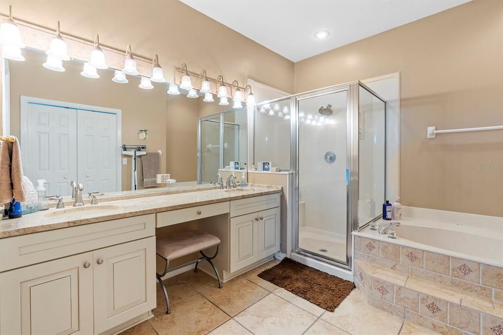 For Sale: $319,900 (3 beds, 3 baths, 2083 Square Feet)