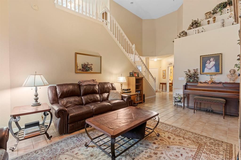 For Sale: $319,900 (3 beds, 3 baths, 2083 Square Feet)