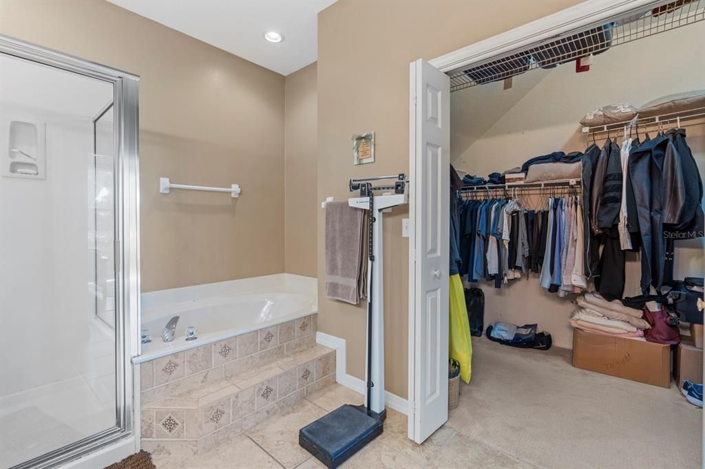 For Sale: $319,900 (3 beds, 3 baths, 2083 Square Feet)