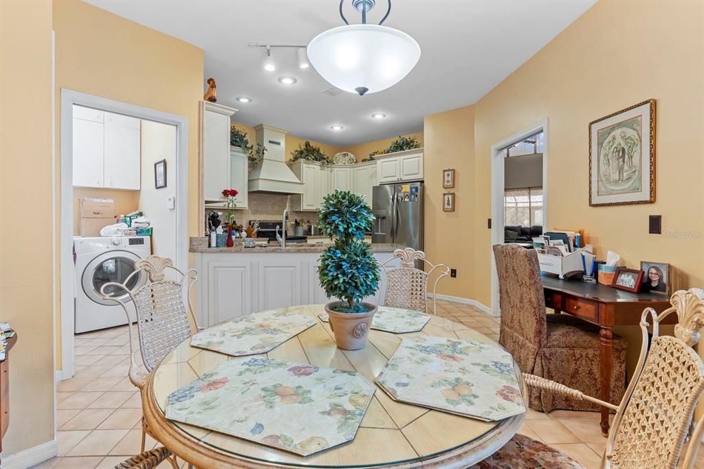 For Sale: $319,900 (3 beds, 3 baths, 2083 Square Feet)