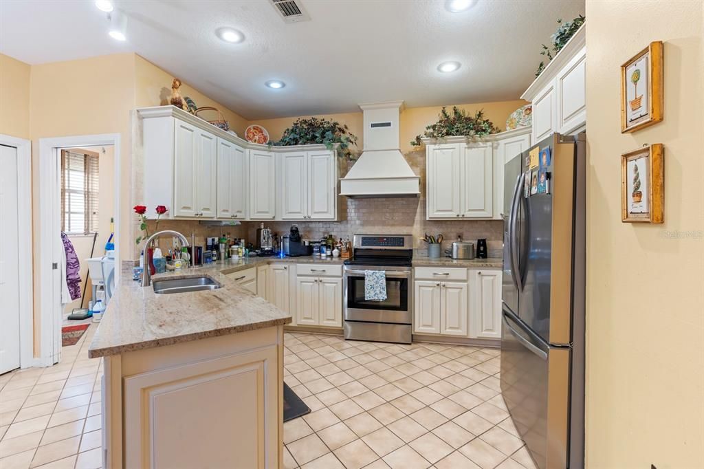 For Sale: $319,900 (3 beds, 3 baths, 2083 Square Feet)