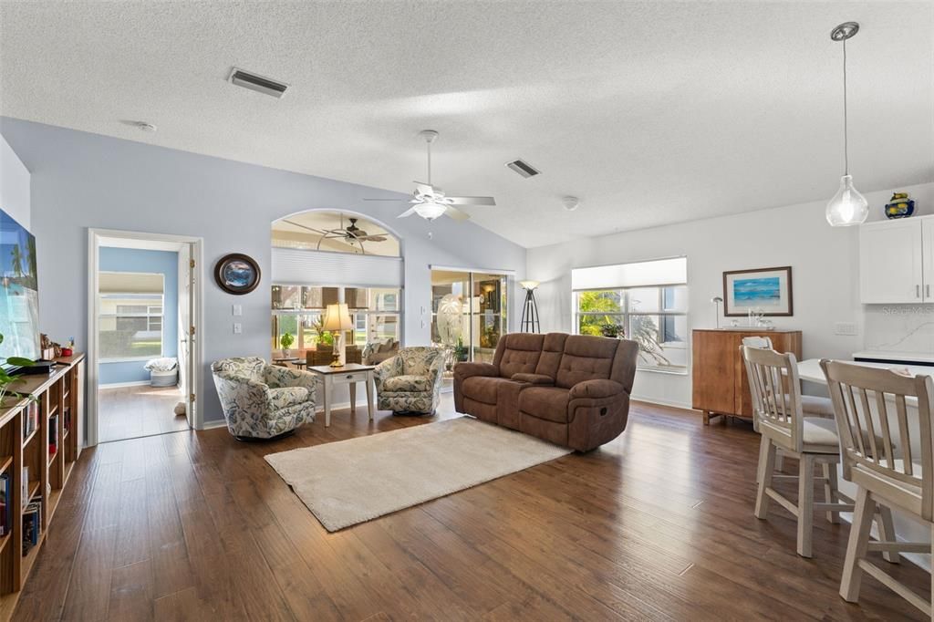 待售: $295,000 (3 贝兹, 2 浴室, 1676 平方英尺)