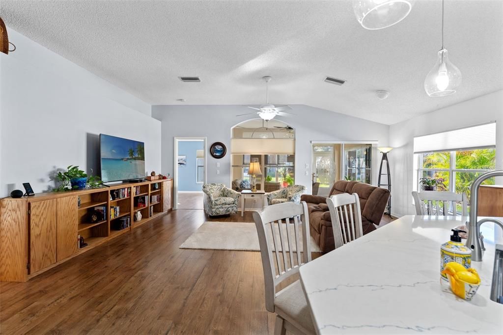 待售: $295,000 (3 贝兹, 2 浴室, 1676 平方英尺)