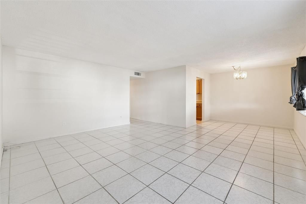 For Sale: $129,900 (2 beds, 1 baths, 960 Square Feet)