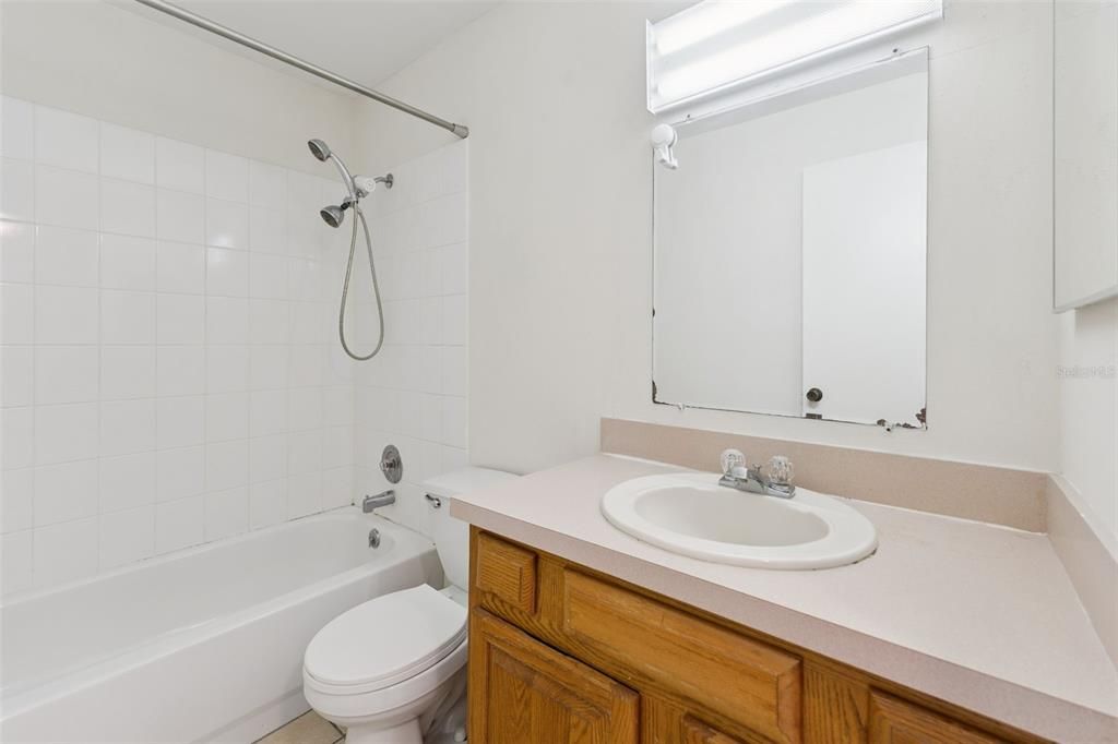 For Sale: $129,900 (2 beds, 1 baths, 960 Square Feet)