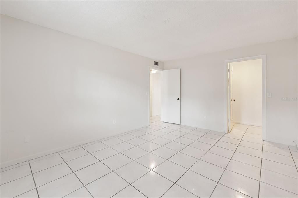 For Sale: $129,900 (2 beds, 1 baths, 960 Square Feet)