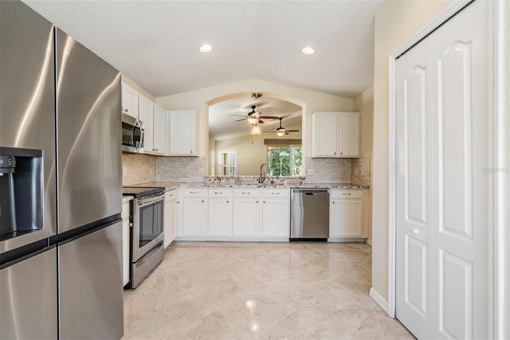 Под контрактом: $399,000 (3 спален, 2 ванн, 1704 Квадратных фут)