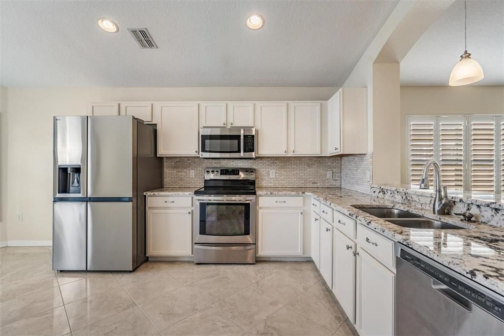 Под контрактом: $399,000 (3 спален, 2 ванн, 1704 Квадратных фут)