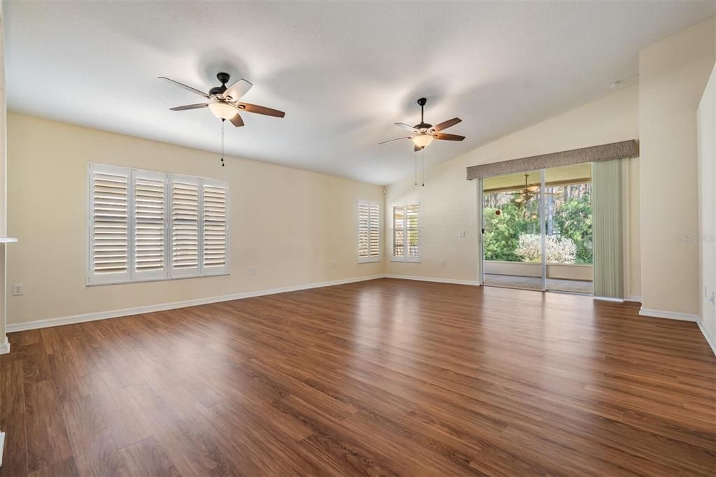 Под контрактом: $399,000 (3 спален, 2 ванн, 1704 Квадратных фут)