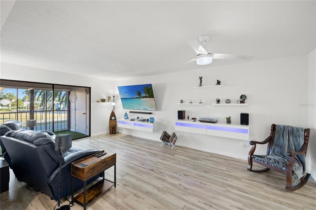 待售: $155,000 (2 贝兹, 2 浴室, 1044 平方英尺)