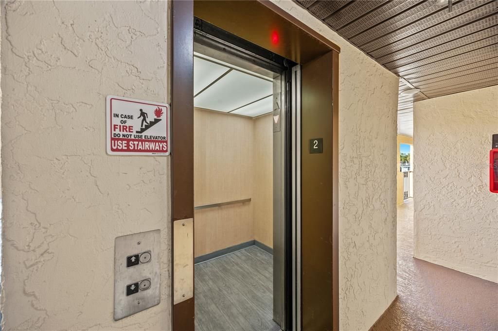 待售: $155,000 (2 贝兹, 2 浴室, 1044 平方英尺)