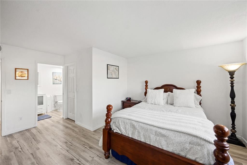 待售: $155,000 (2 贝兹, 2 浴室, 1044 平方英尺)