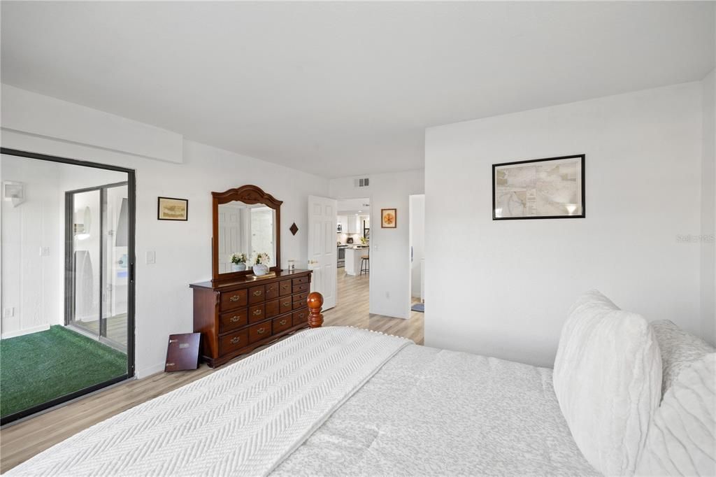 待售: $155,000 (2 贝兹, 2 浴室, 1044 平方英尺)