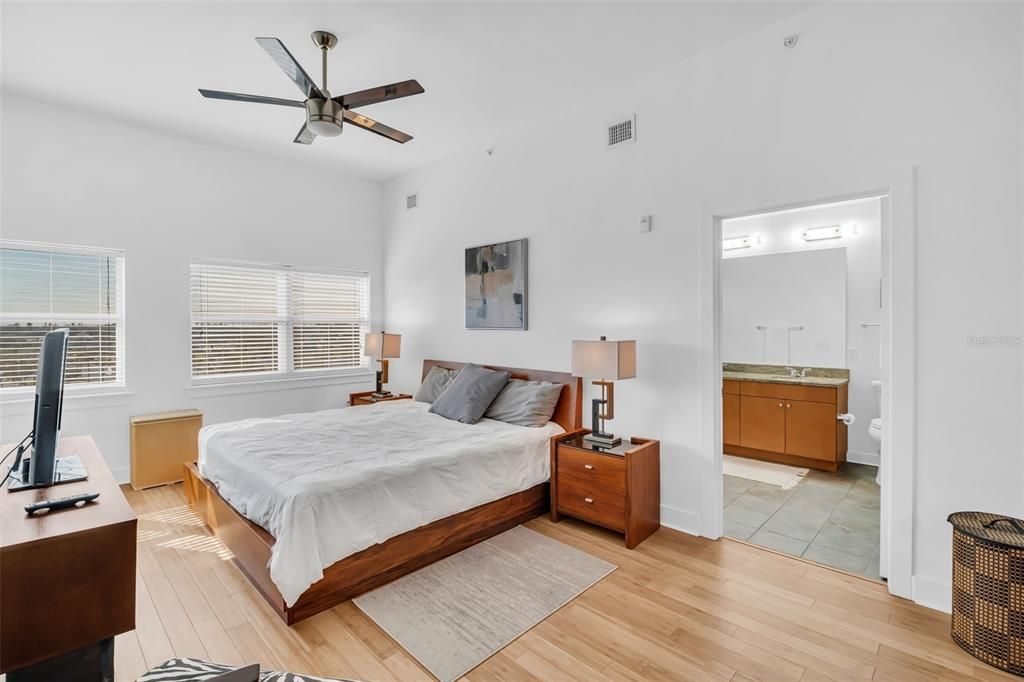 For Sale: $574,900 (2 beds, 2 baths, 1162 Square Feet)