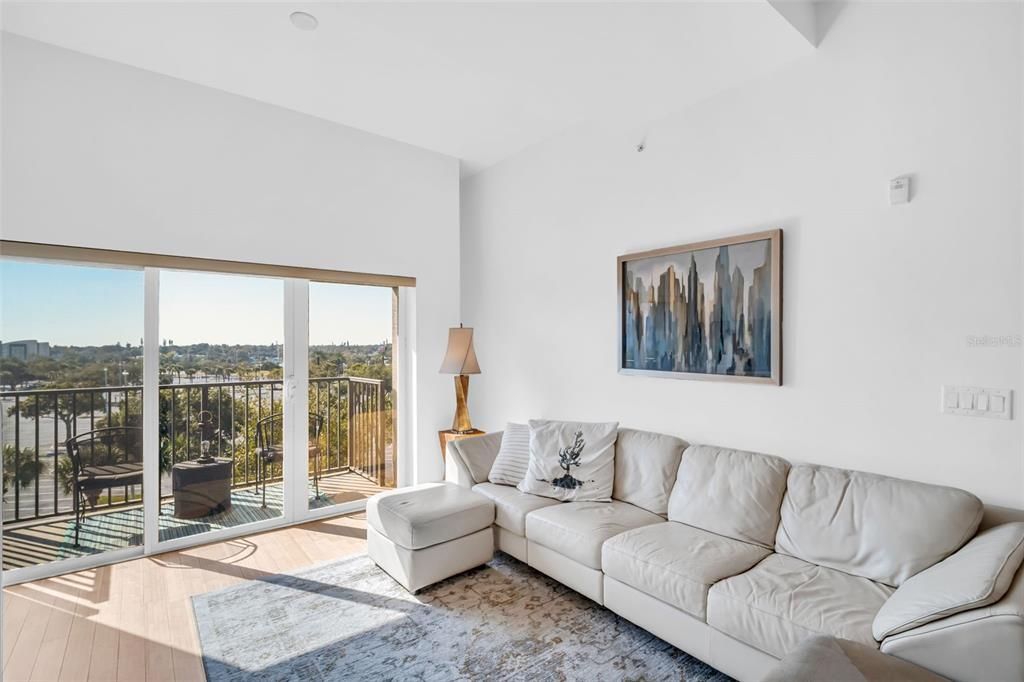 For Sale: $574,900 (2 beds, 2 baths, 1162 Square Feet)