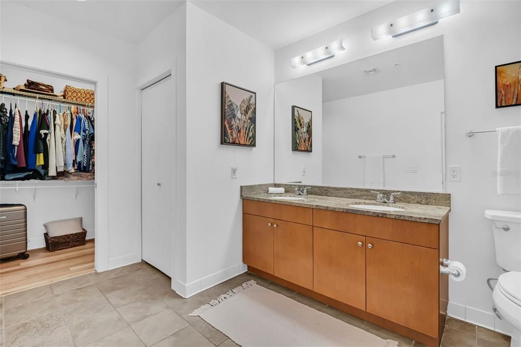For Sale: $574,900 (2 beds, 2 baths, 1162 Square Feet)