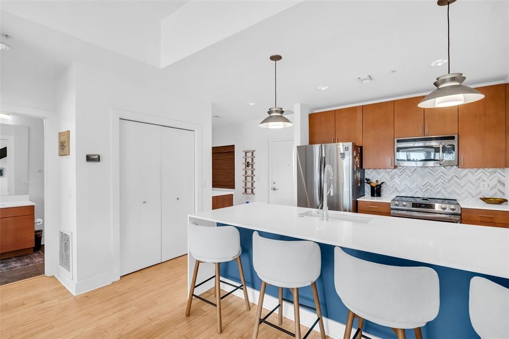 For Sale: $574,900 (2 beds, 2 baths, 1162 Square Feet)