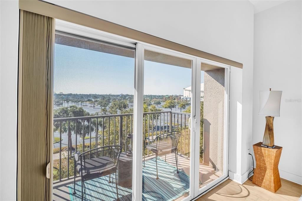 For Sale: $574,900 (2 beds, 2 baths, 1162 Square Feet)