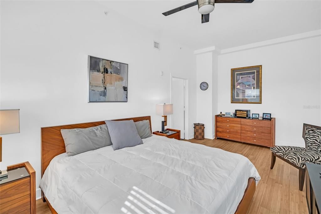 For Sale: $574,900 (2 beds, 2 baths, 1162 Square Feet)