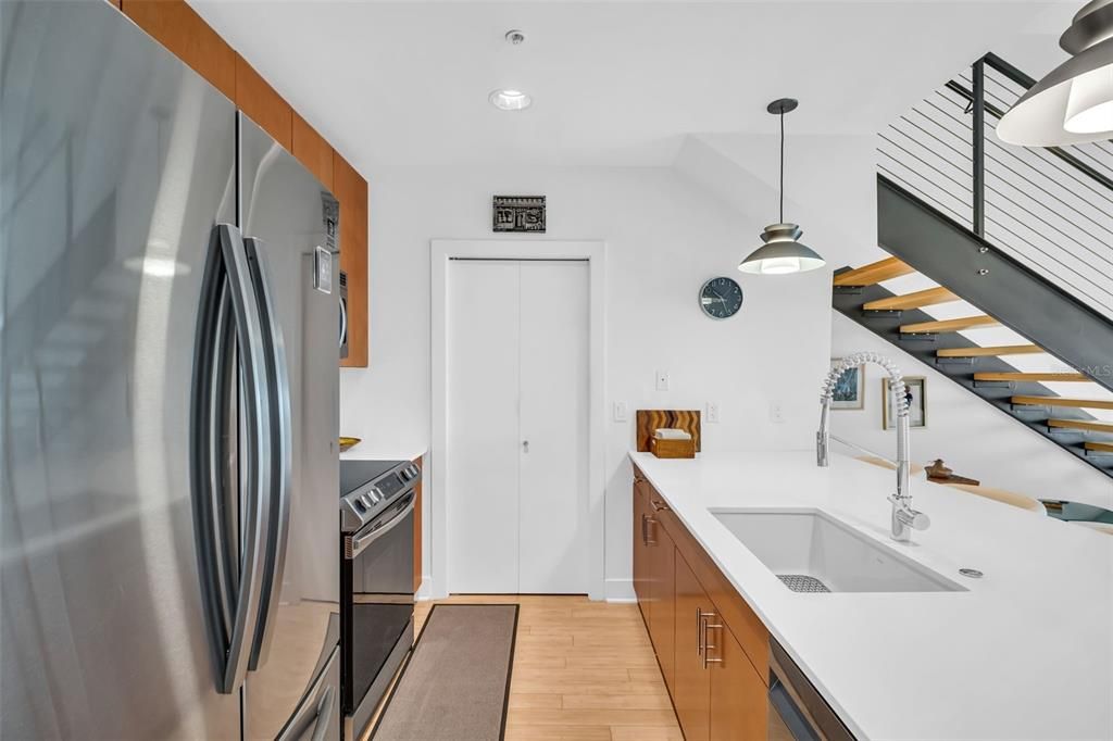 For Sale: $574,900 (2 beds, 2 baths, 1162 Square Feet)