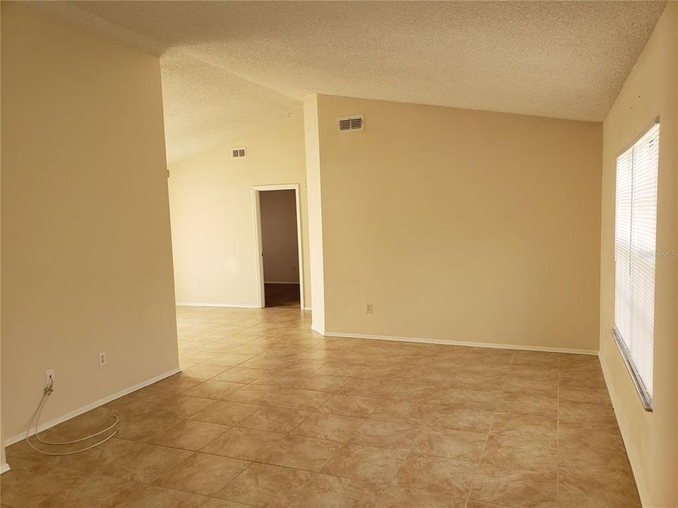 For Rent: $1,650 (3 beds, 2 baths, 1144 Square Feet)
