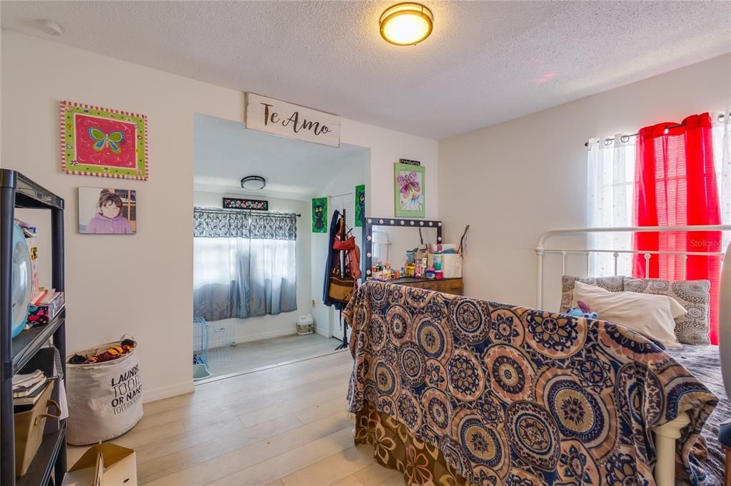 На продажу: $225,000 (3 спален, 2 ванн, 1281 Квадратных фут)