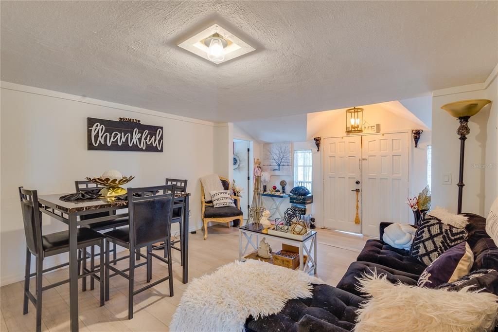 На продажу: $225,000 (3 спален, 2 ванн, 1281 Квадратных фут)