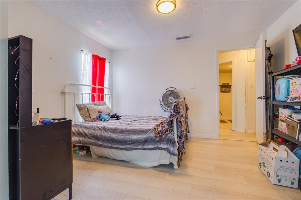 На продажу: $225,000 (3 спален, 2 ванн, 1281 Квадратных фут)