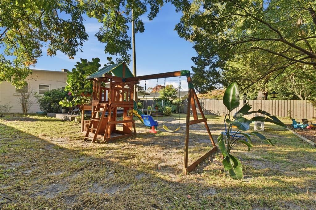 Под контрактом: $425,000 (3 спален, 1 ванн, 1050 Квадратных фут)