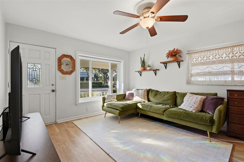 Под контрактом: $425,000 (3 спален, 1 ванн, 1050 Квадратных фут)