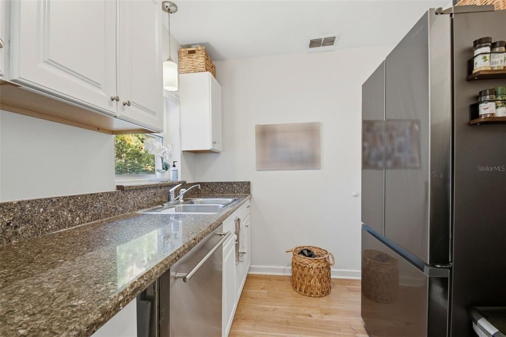 Под контрактом: $425,000 (3 спален, 1 ванн, 1050 Квадратных фут)