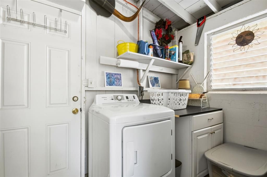 Под контрактом: $425,000 (3 спален, 1 ванн, 1050 Квадратных фут)