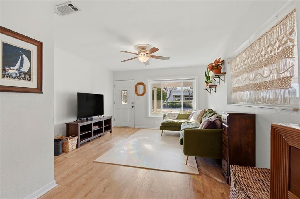 Под контрактом: $425,000 (3 спален, 1 ванн, 1050 Квадратных фут)