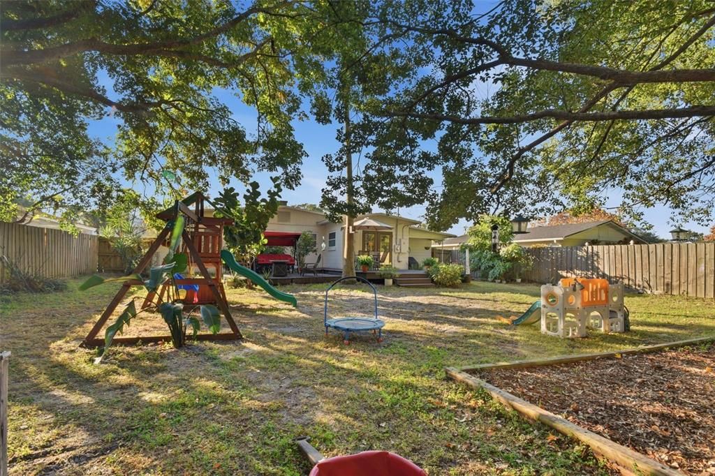 Под контрактом: $425,000 (3 спален, 1 ванн, 1050 Квадратных фут)