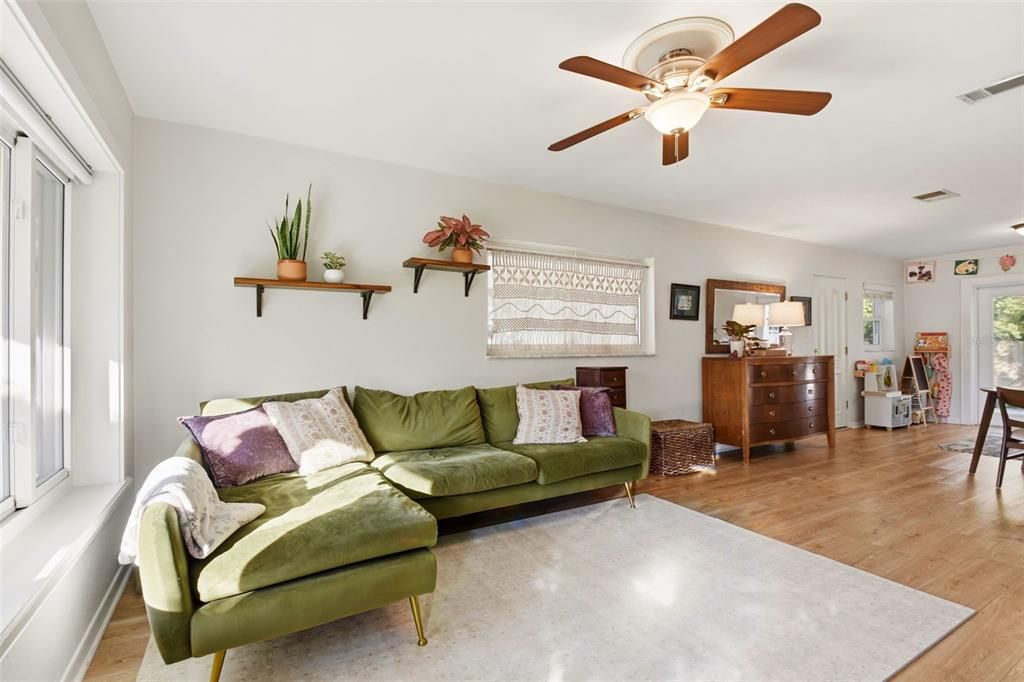 Под контрактом: $425,000 (3 спален, 1 ванн, 1050 Квадратных фут)