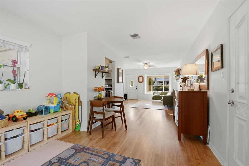 Под контрактом: $425,000 (3 спален, 1 ванн, 1050 Квадратных фут)